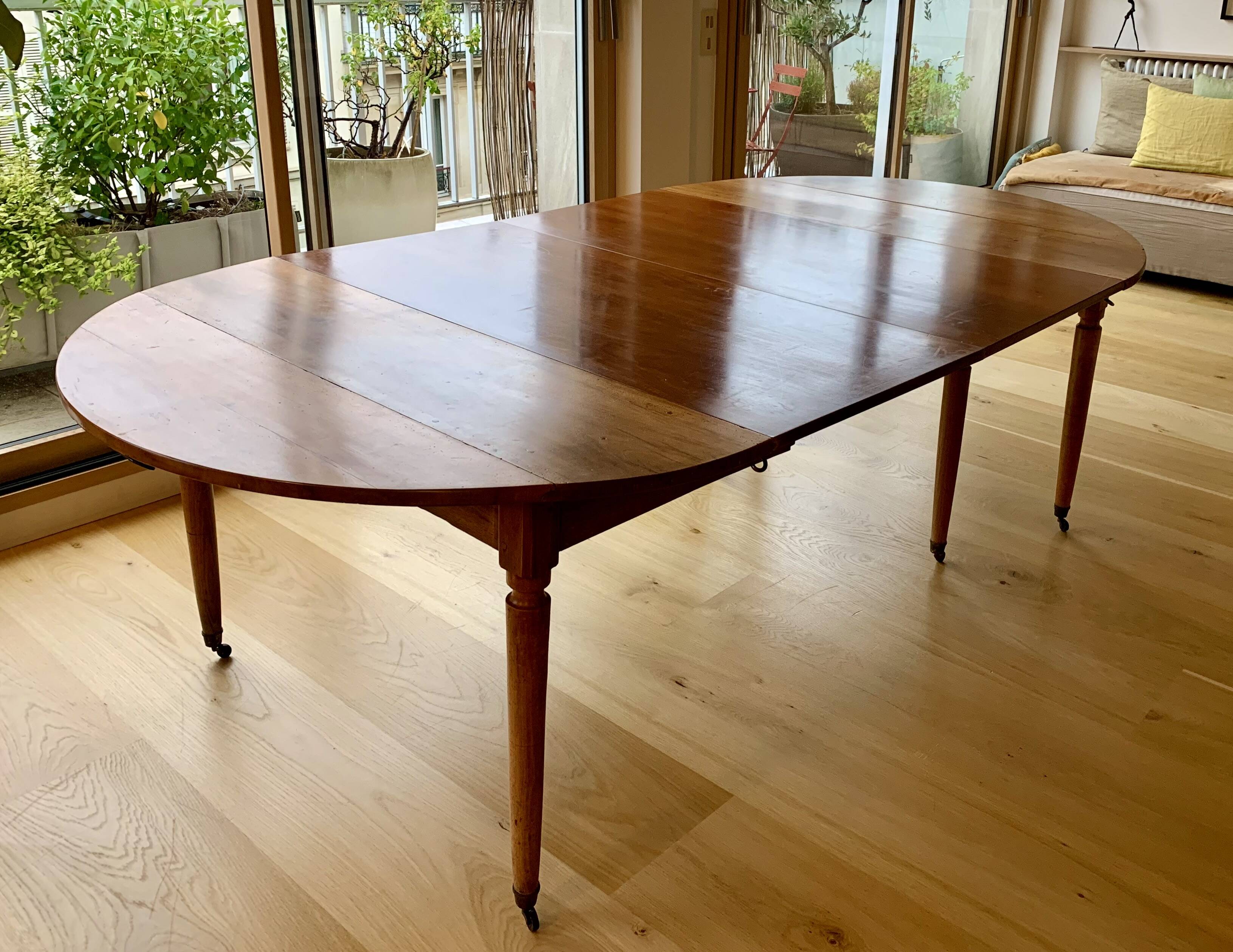 Extendable round table in solid walnut, 125cm in diameter, 5 extensions.