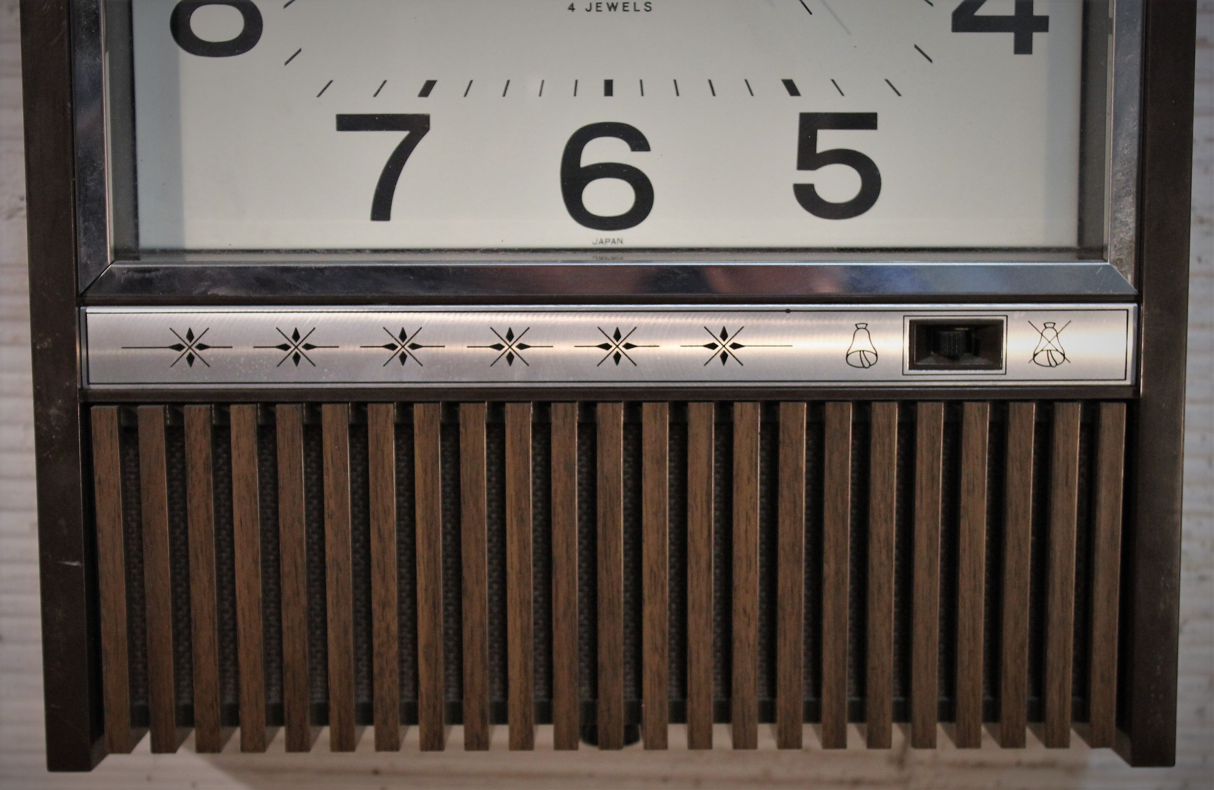Wall clock features 4 Jewels 80s