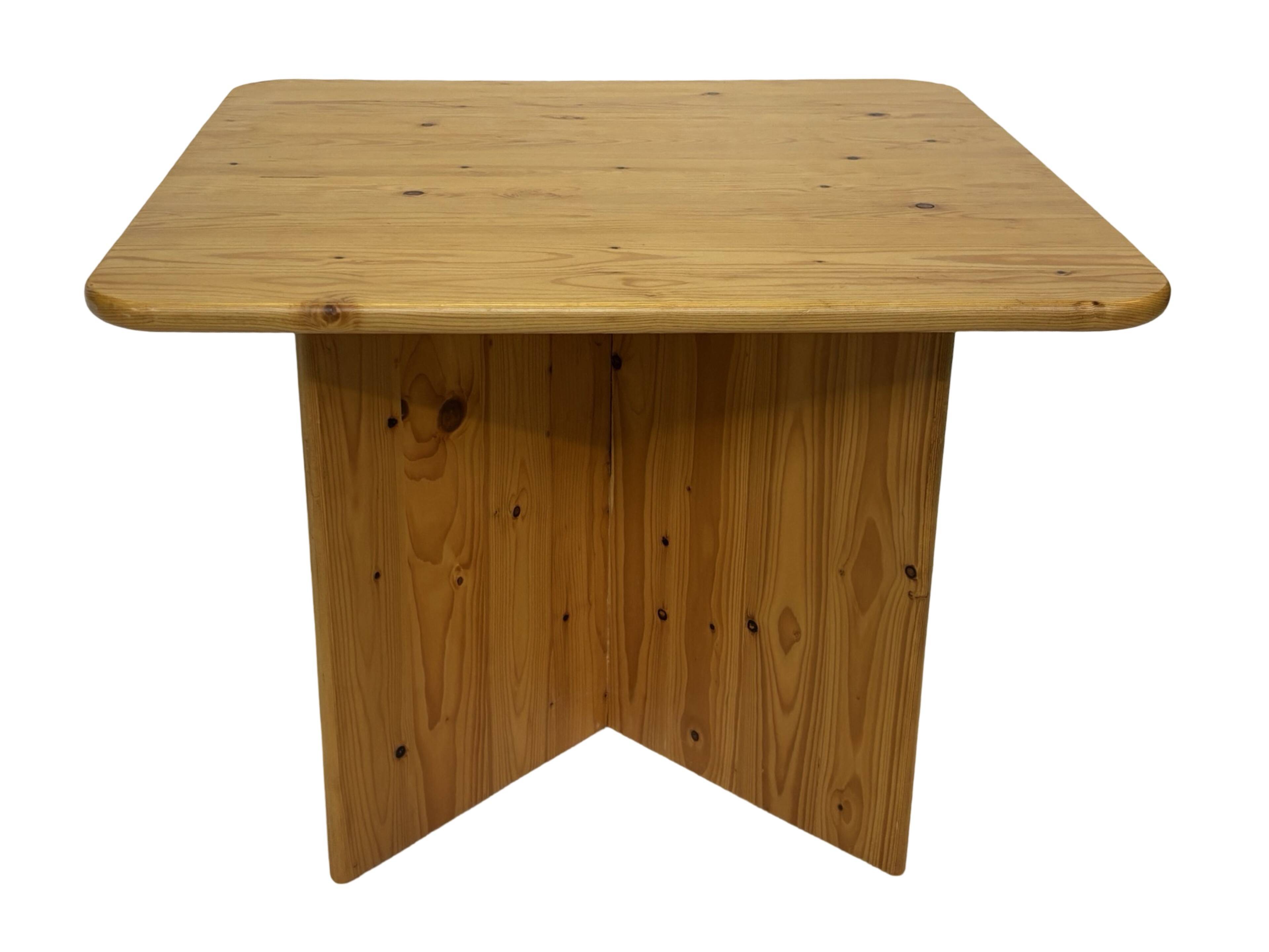 Table basse / table d'appoint vintage en pin au design organique minimaliste