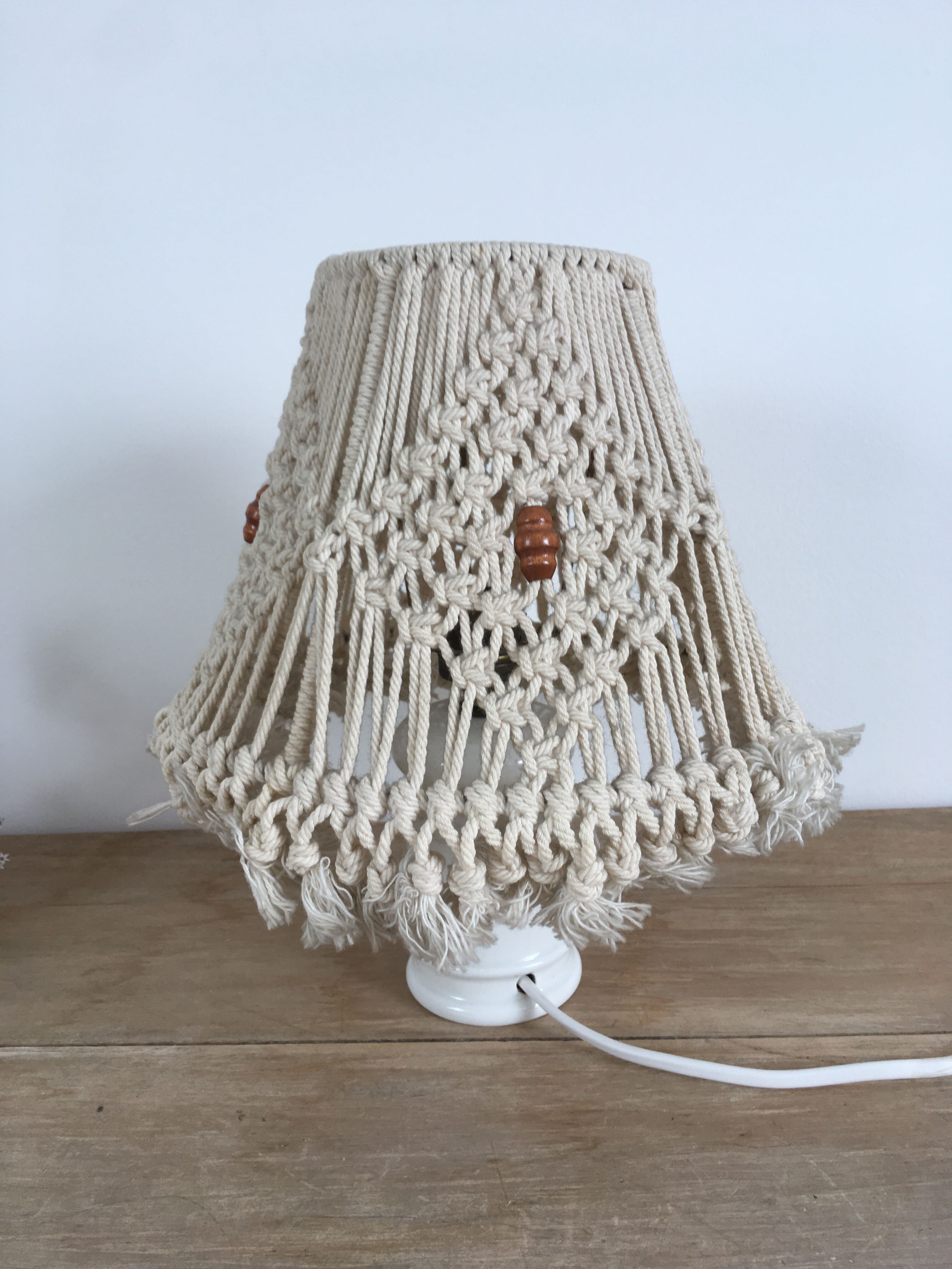 Abat-jour en macramé et perles de bois