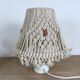 Abat-jour en macramé et perles de bois