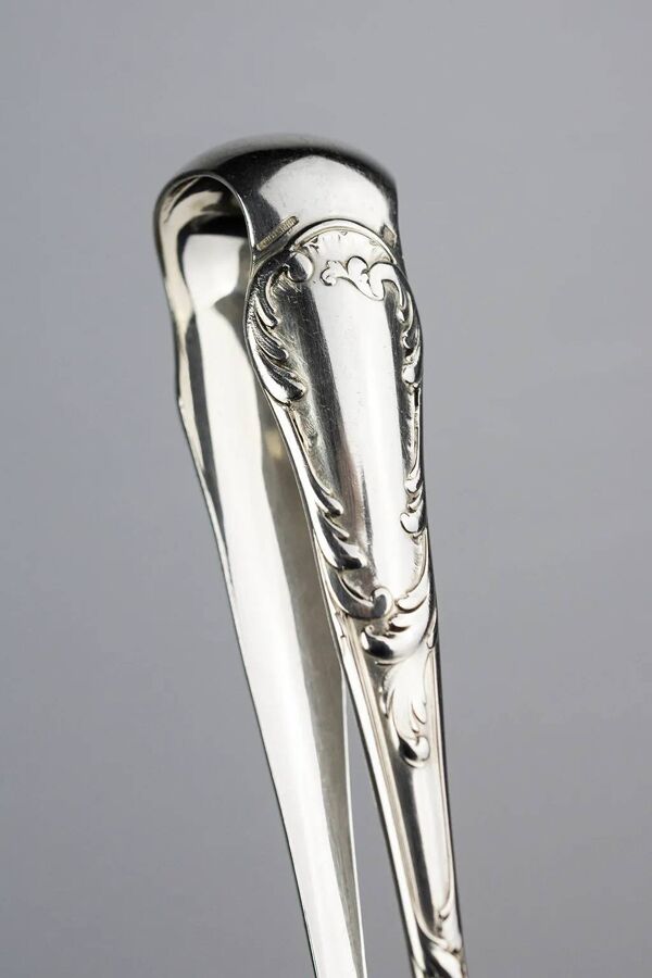 Pince à sucre Christofle en métal argenté, style Louis XV, XIXᵉ siècle