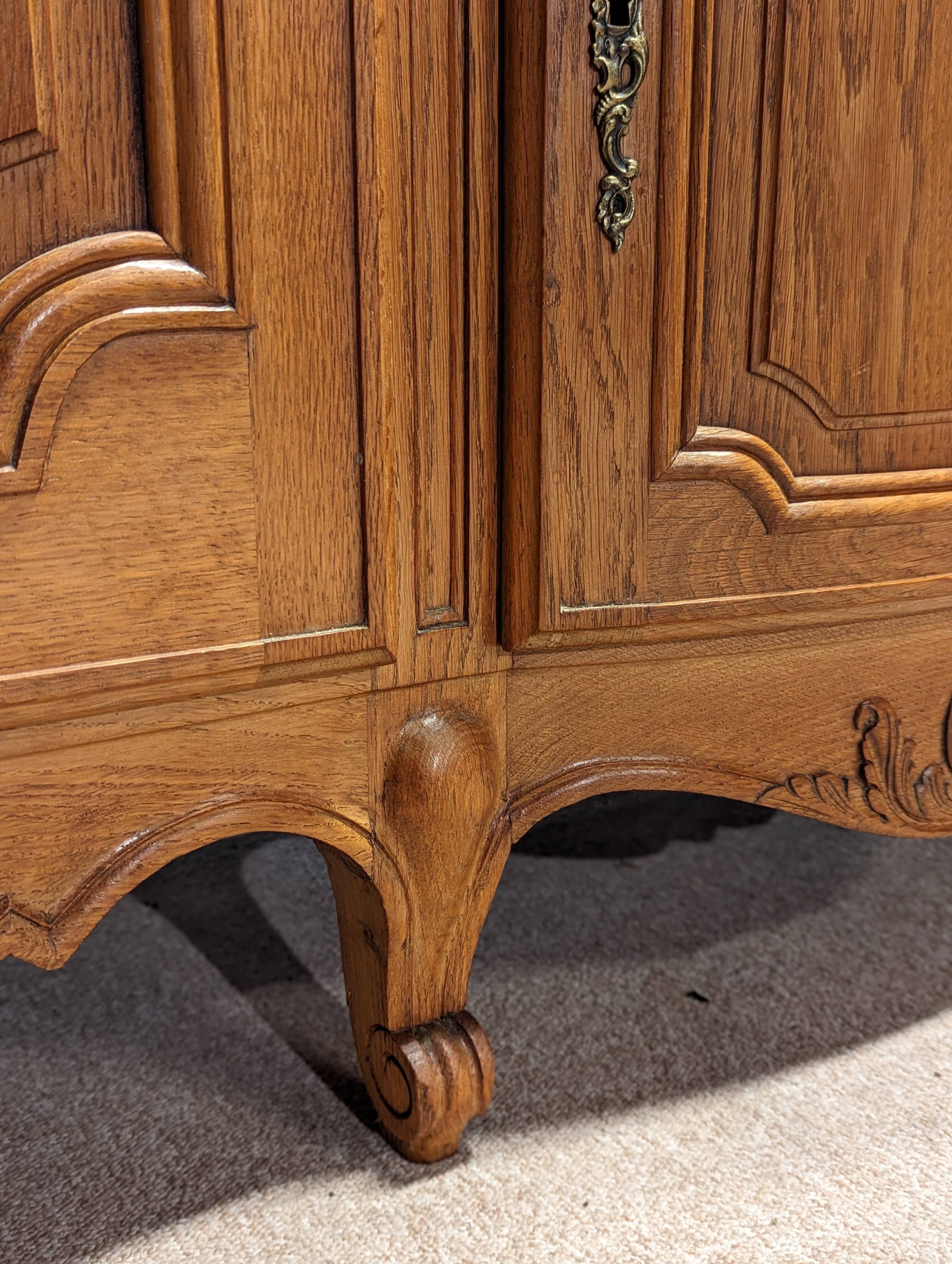 Buffet en chêne clair style Louis XV