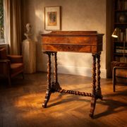 Table à coudre en bois ancien avec tiroir.