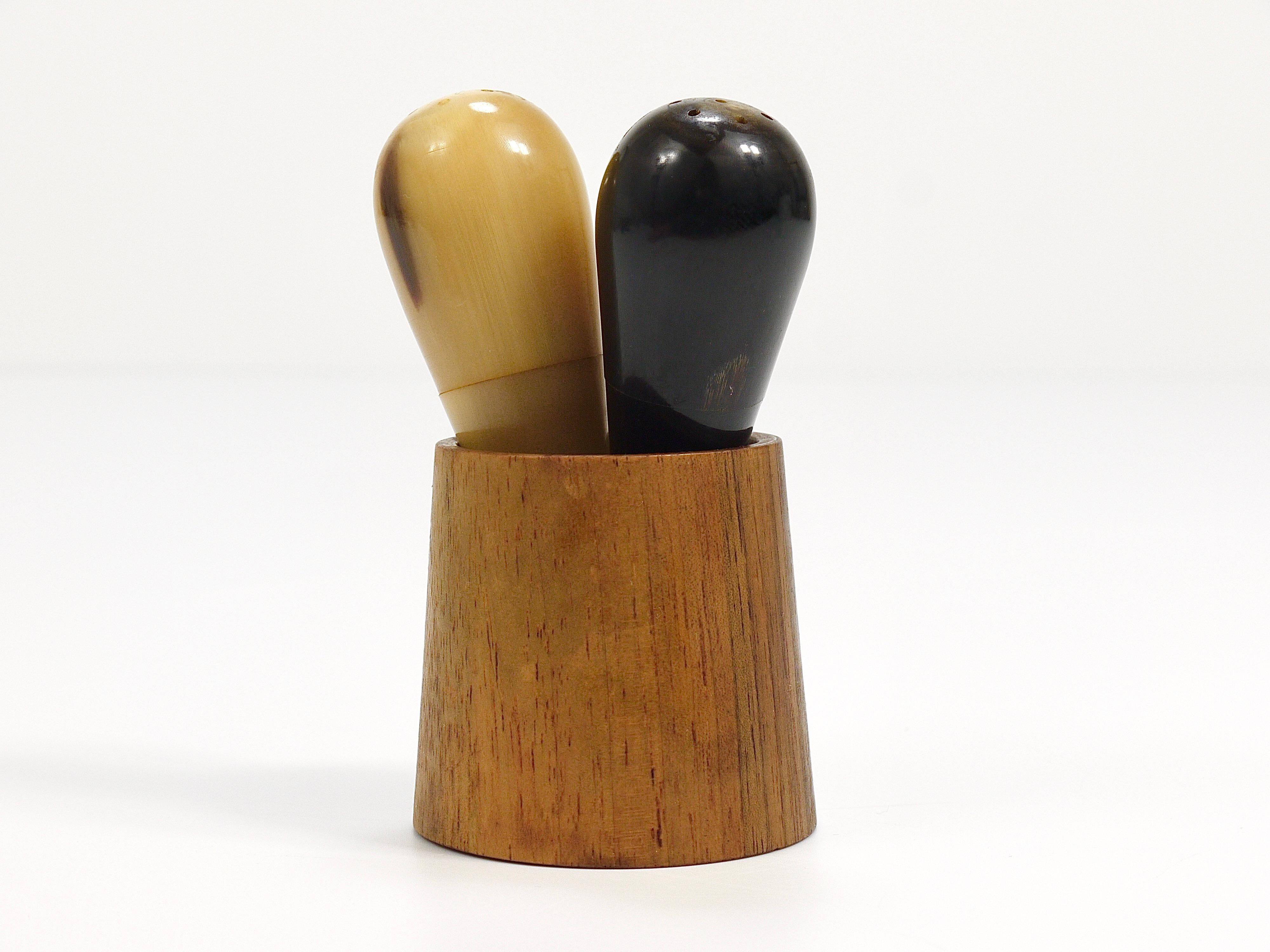 Carl Aubock II Rare porte-sel et poivrière, noyer et corne, Autriche, années 1950