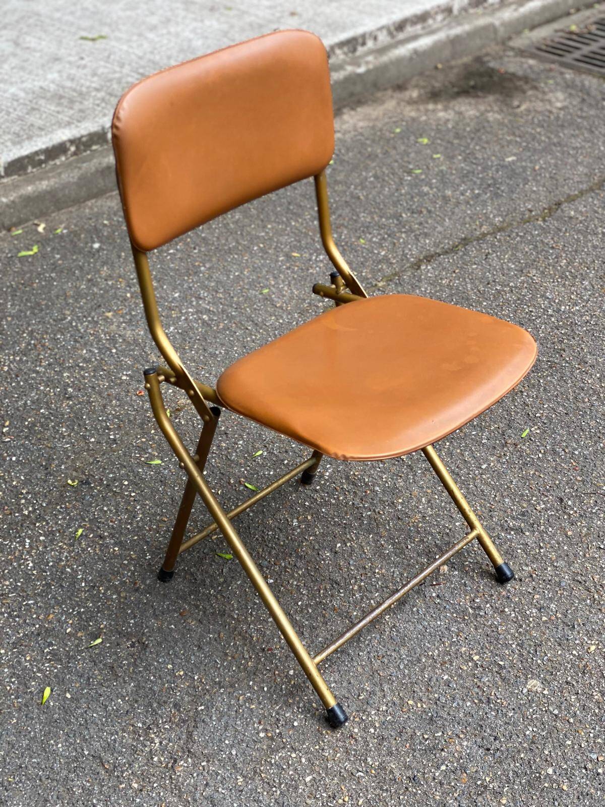 Eyrel folding chair in brass and leather from the 1960s.