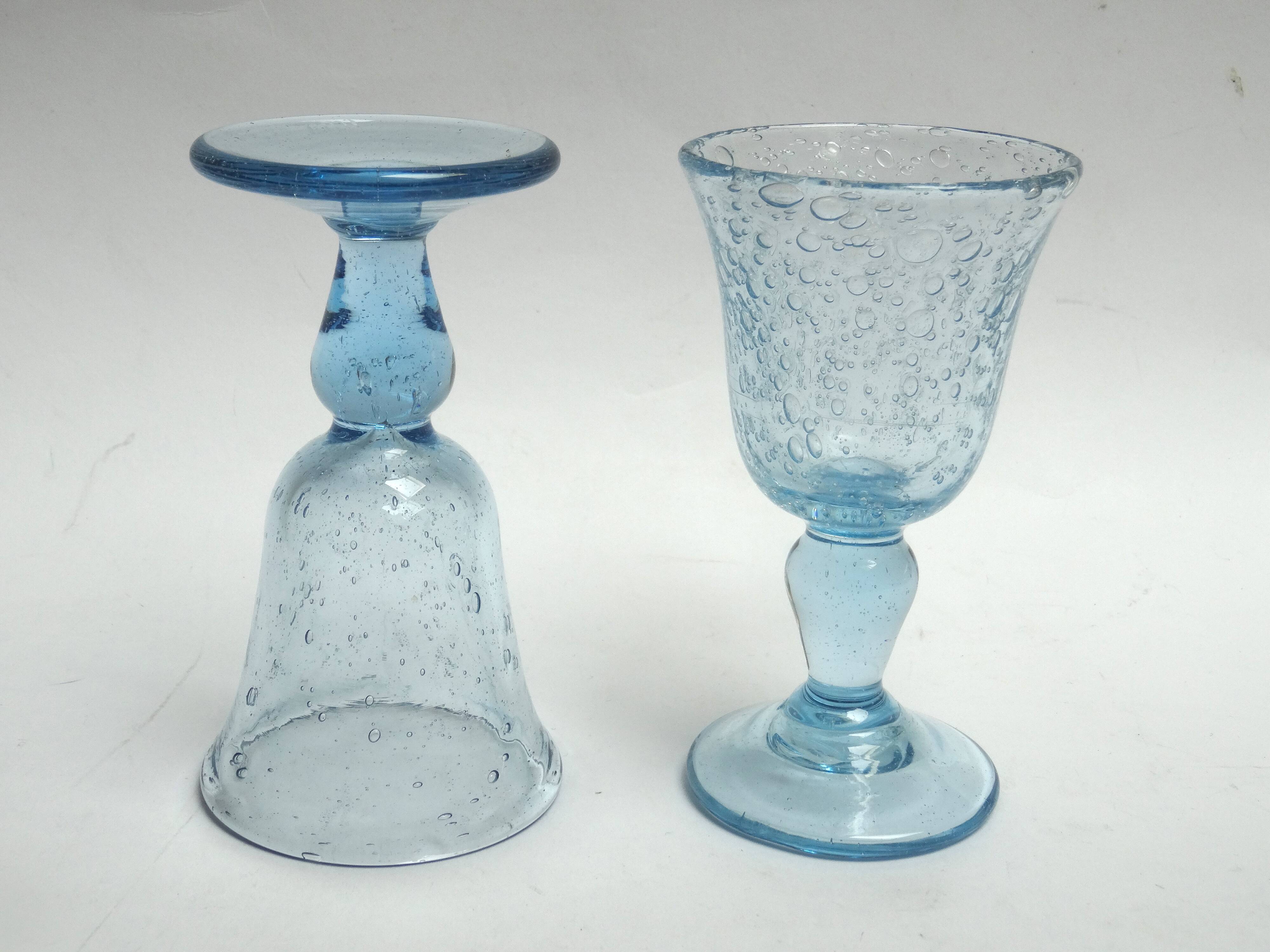 2 glasses with Biot liqueur