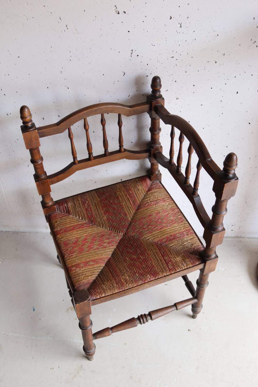 Antique corner chair "fireplace corner" in turned wood and straw.