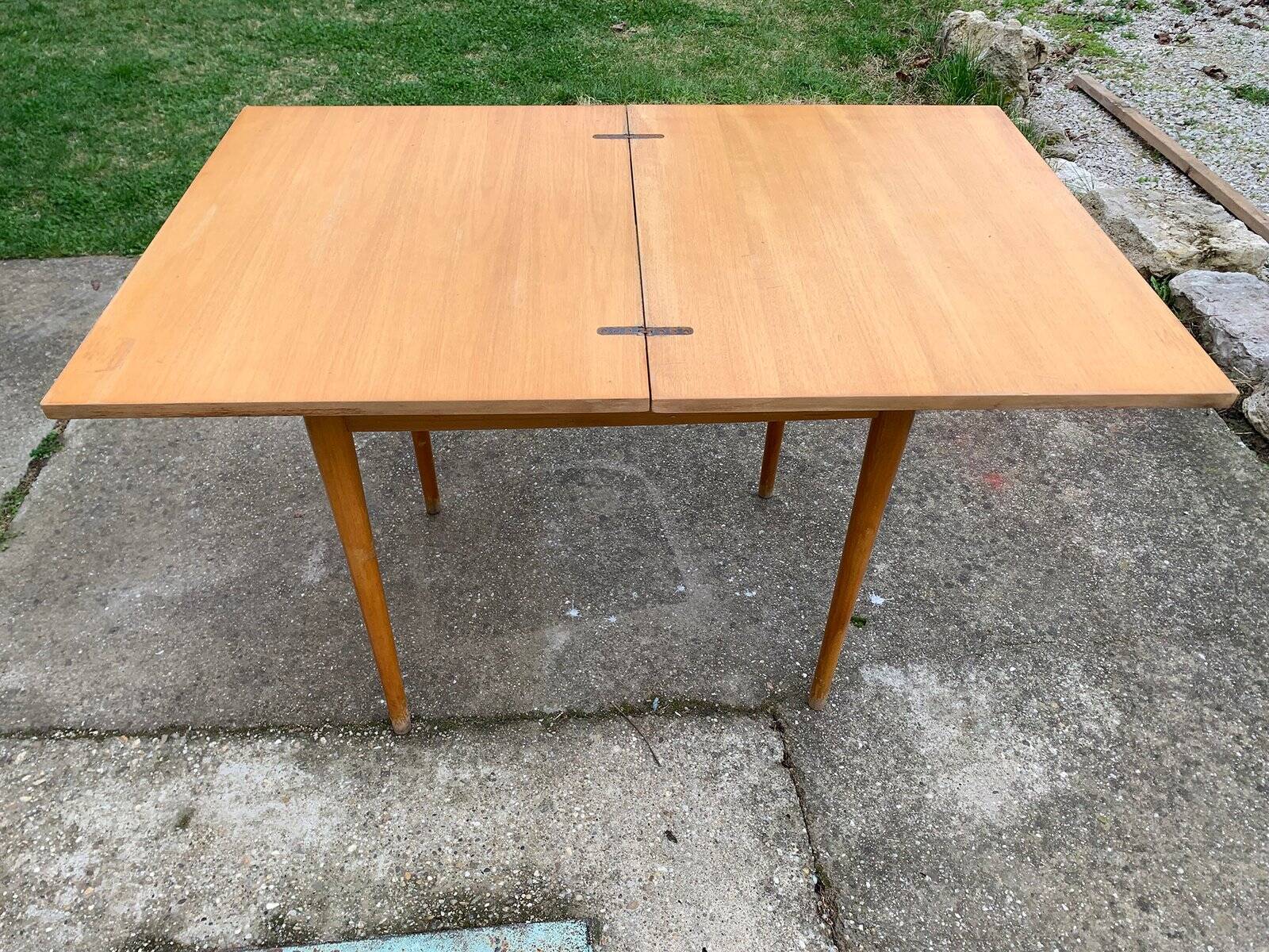 Table à manger pliante carrée vintage en bois marron — design mid-century années 60