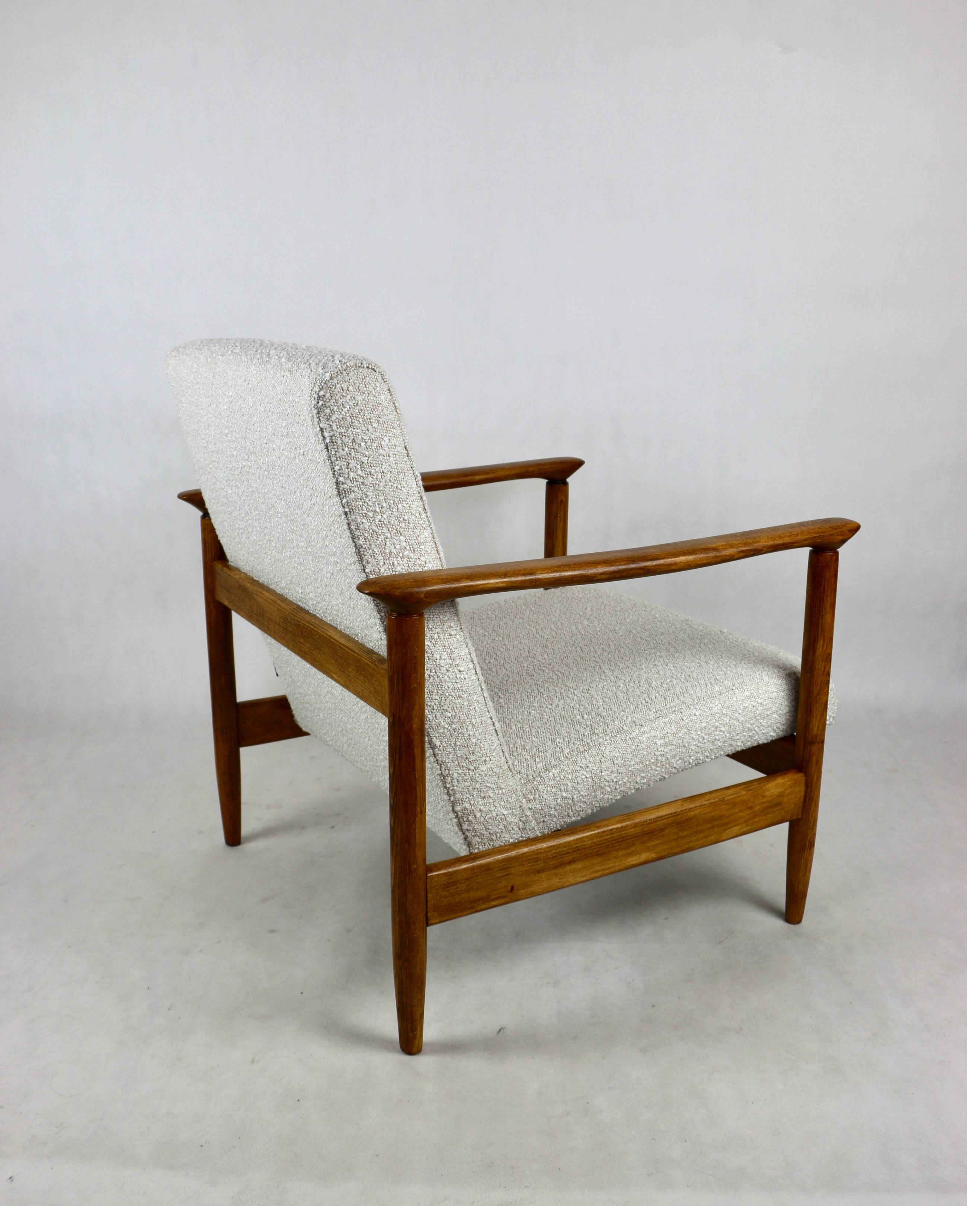 Fauteuil GFM-142, design par Edmund Homa des années 70, bouclé ivoire blanc - 2 pièces disponibles.