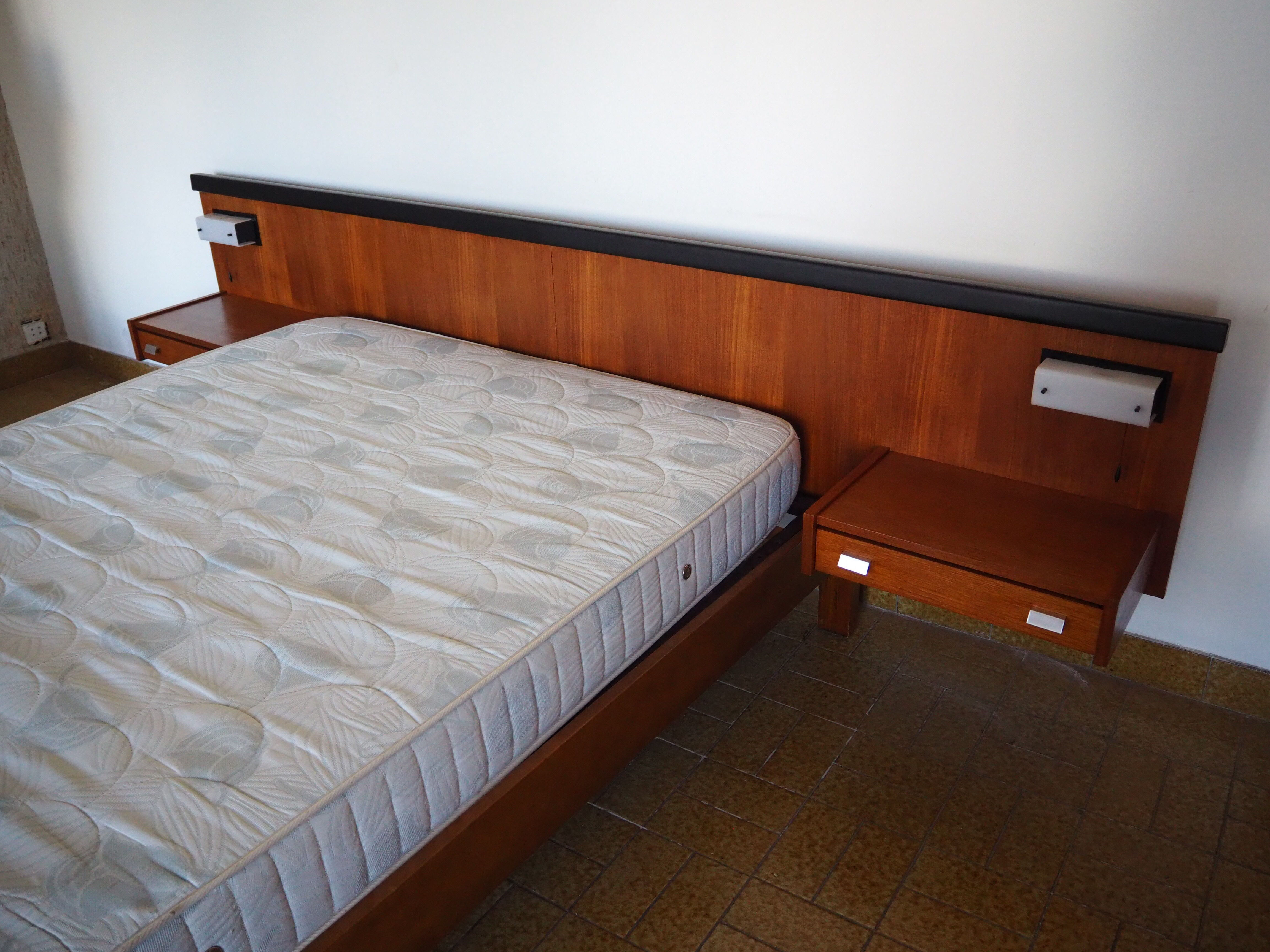 Scandinavian style bed in 140 with two integrated nightstands and two night lights
