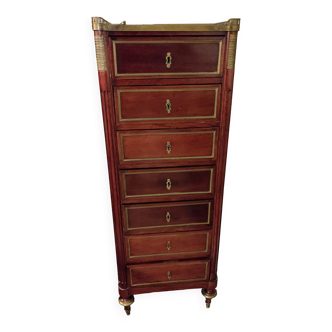 Mahogany chest of drawers