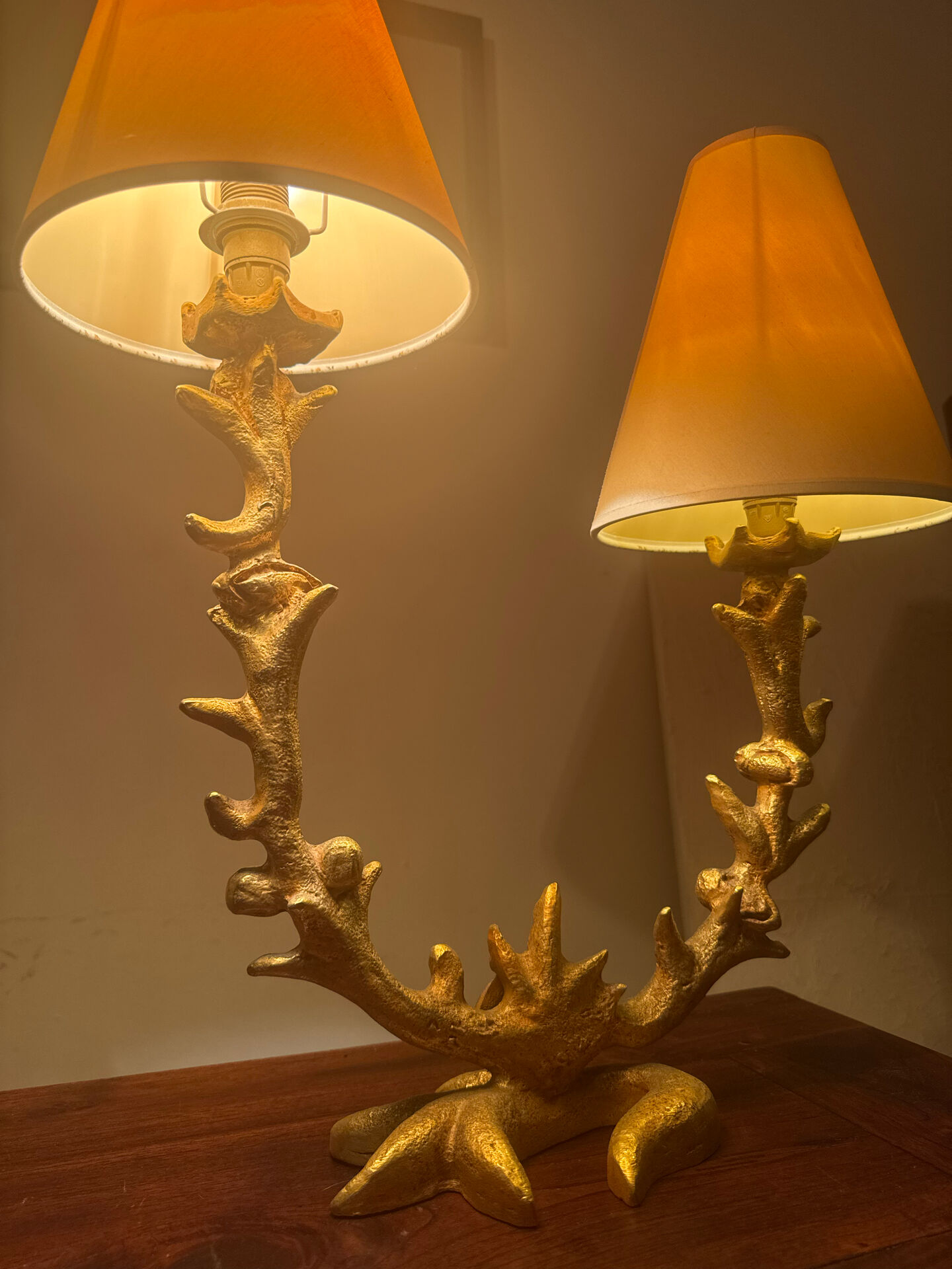 Lampe de table à deux bras en bronze doré par Georges Mathias for Fond