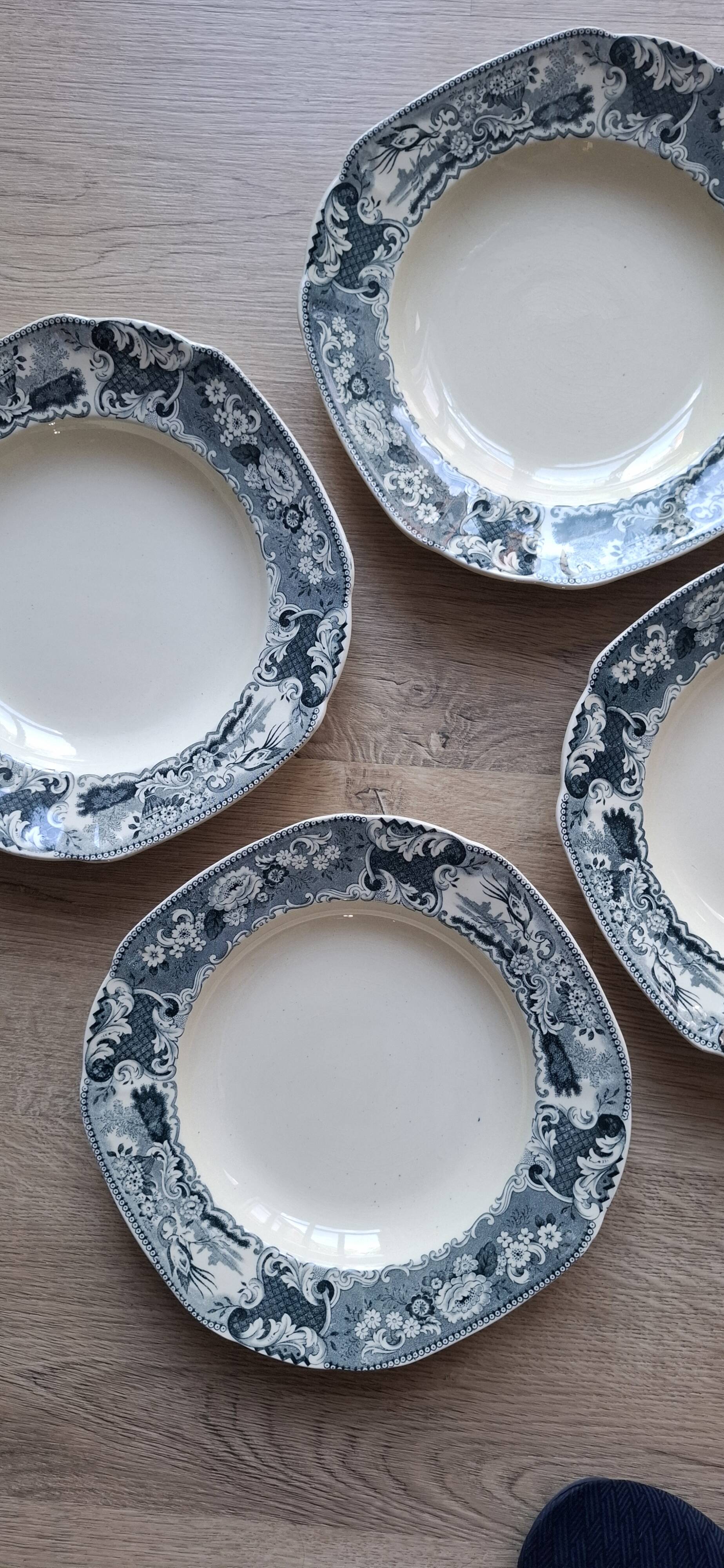 4 large Victoria Maestricht plates