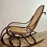 Thonet rocking chair in curved wood and cane from the 1900s