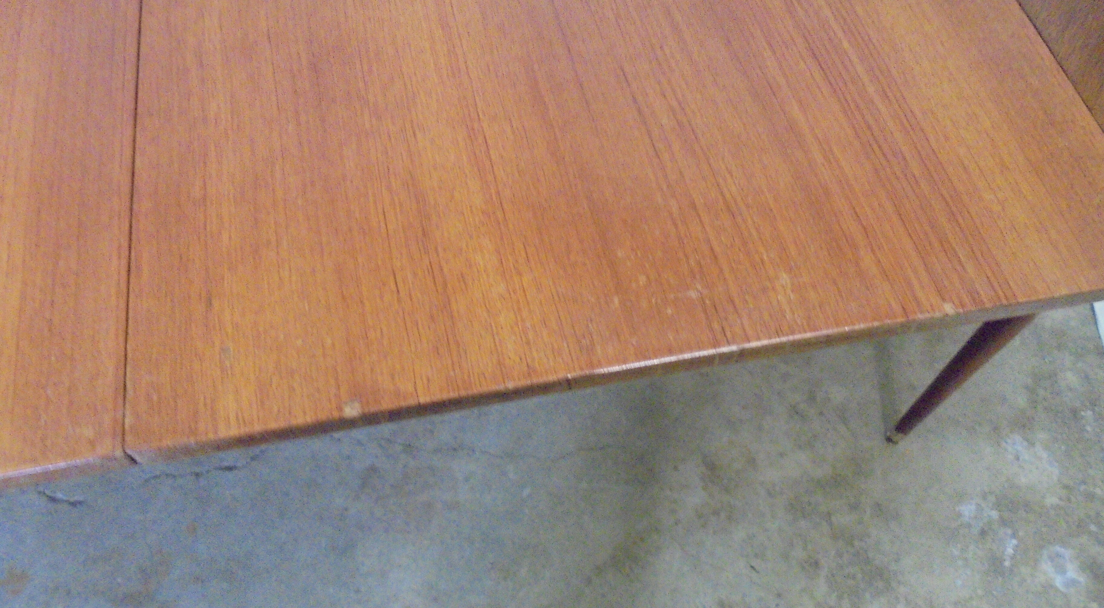 Mahogany round table with 4 extensions from the 1950s