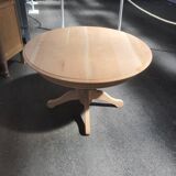 Round table central piece in cherry tree