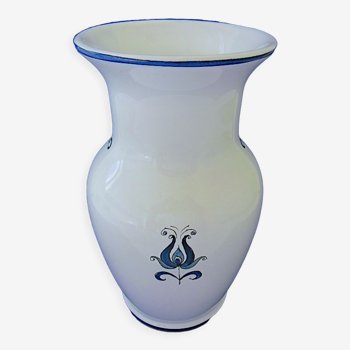Vase en faïence blanc-bleu à décor végétal stylisé