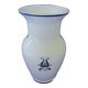 Vase en faïence blanc-bleu à décor végétal stylisé
