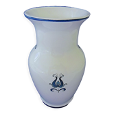 Vase en faïence blanc-bleu à décor végétal stylisé
