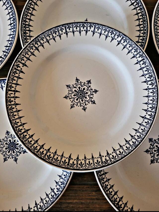 Saint Amand Primax flat plates, blue ironstone with Arabesque decoration.