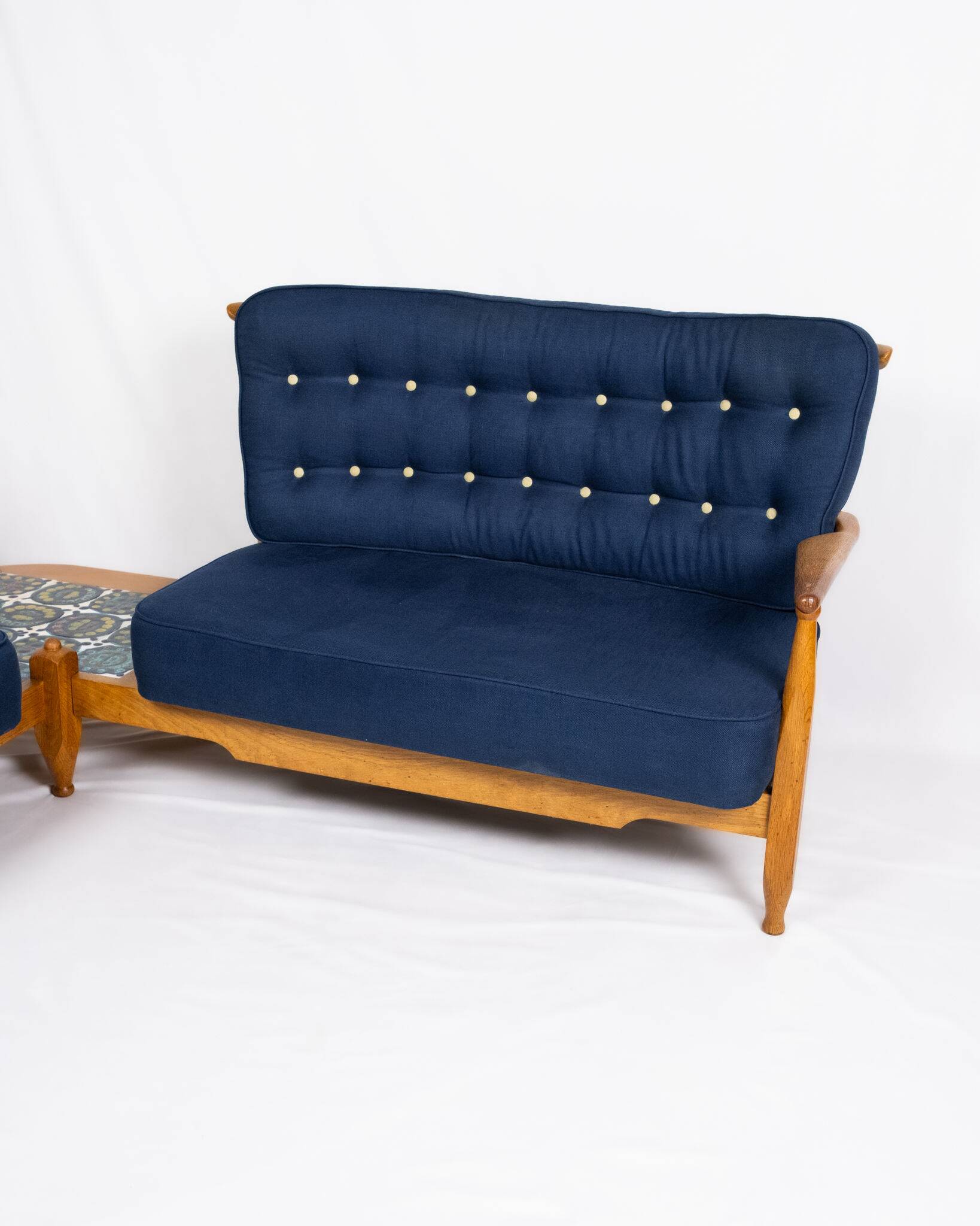 Grande banquette éventail d'angle en chêne, Guillerme et Chambron, 1970s