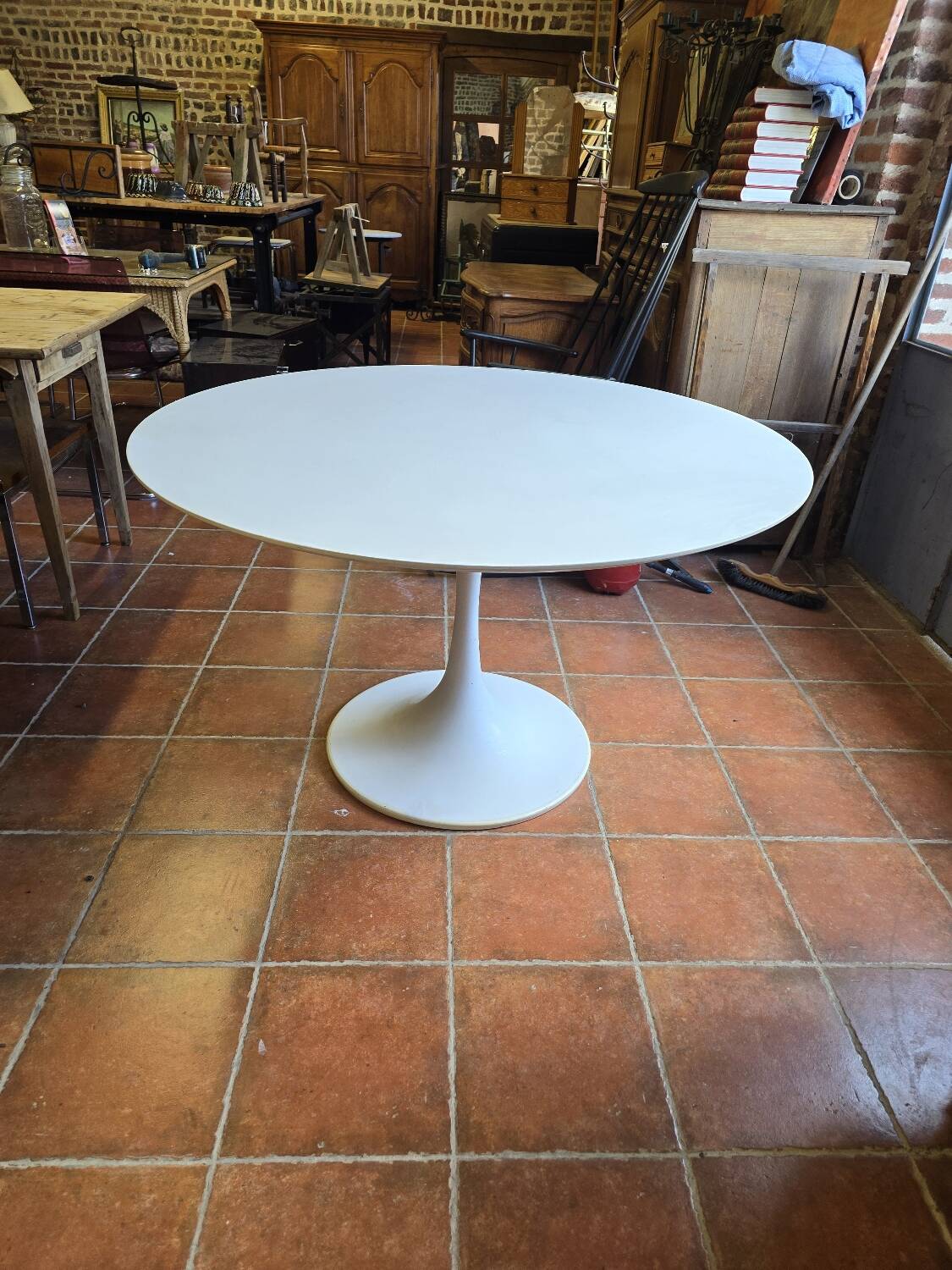 Tulip foot table from the 70s, 120cms in diameter