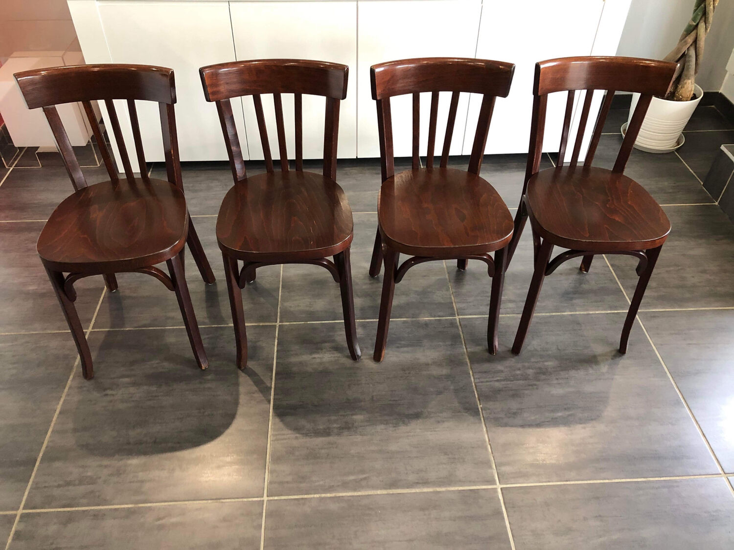 Suite de 4 chaises de bistrot Baumann vintage
