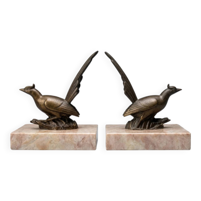 Paire de serre-livres Art Déco aux oiseaux – régule patiné et marbre rose