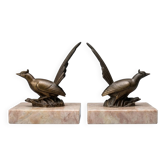 Paire de serre-livres Art Déco aux oiseaux – régule patiné et marbre rose