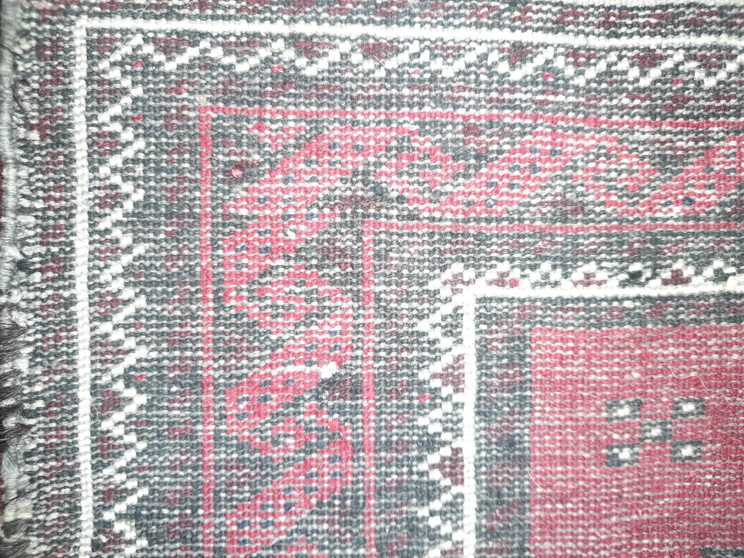 Kazak carpet with a geometric medallion design – Late 20th century 136 x 72 cm