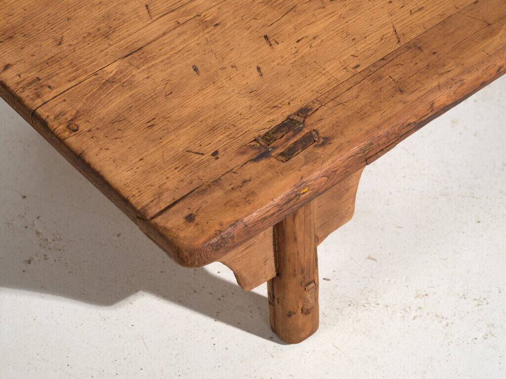 Table basse ancienne en bois de pin – Chine, circa 1930