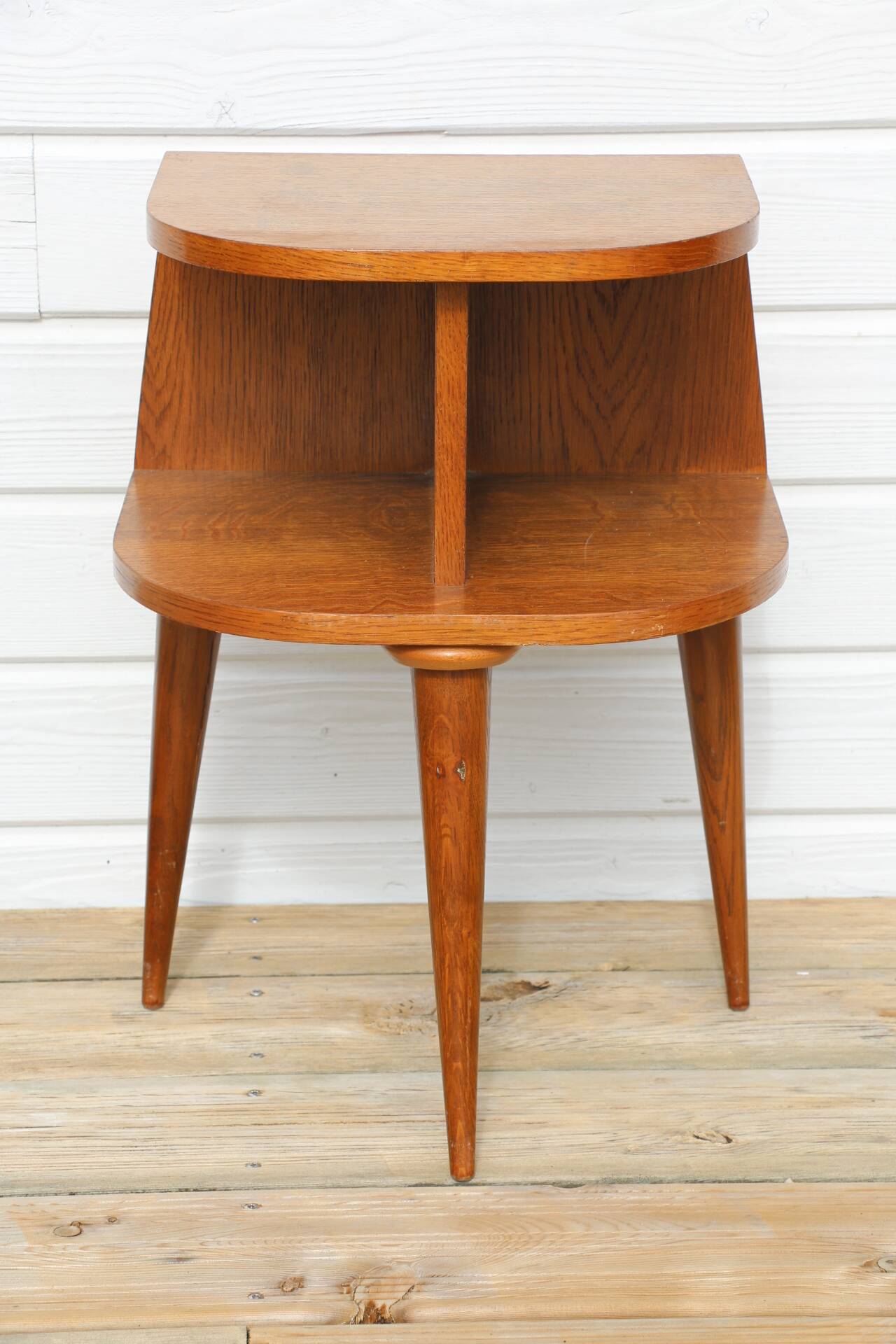 Tripod bedside table veneered in oak, 1950.