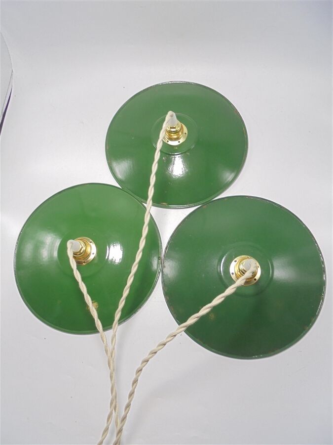 Trio of enamelled sheet metal suspensions