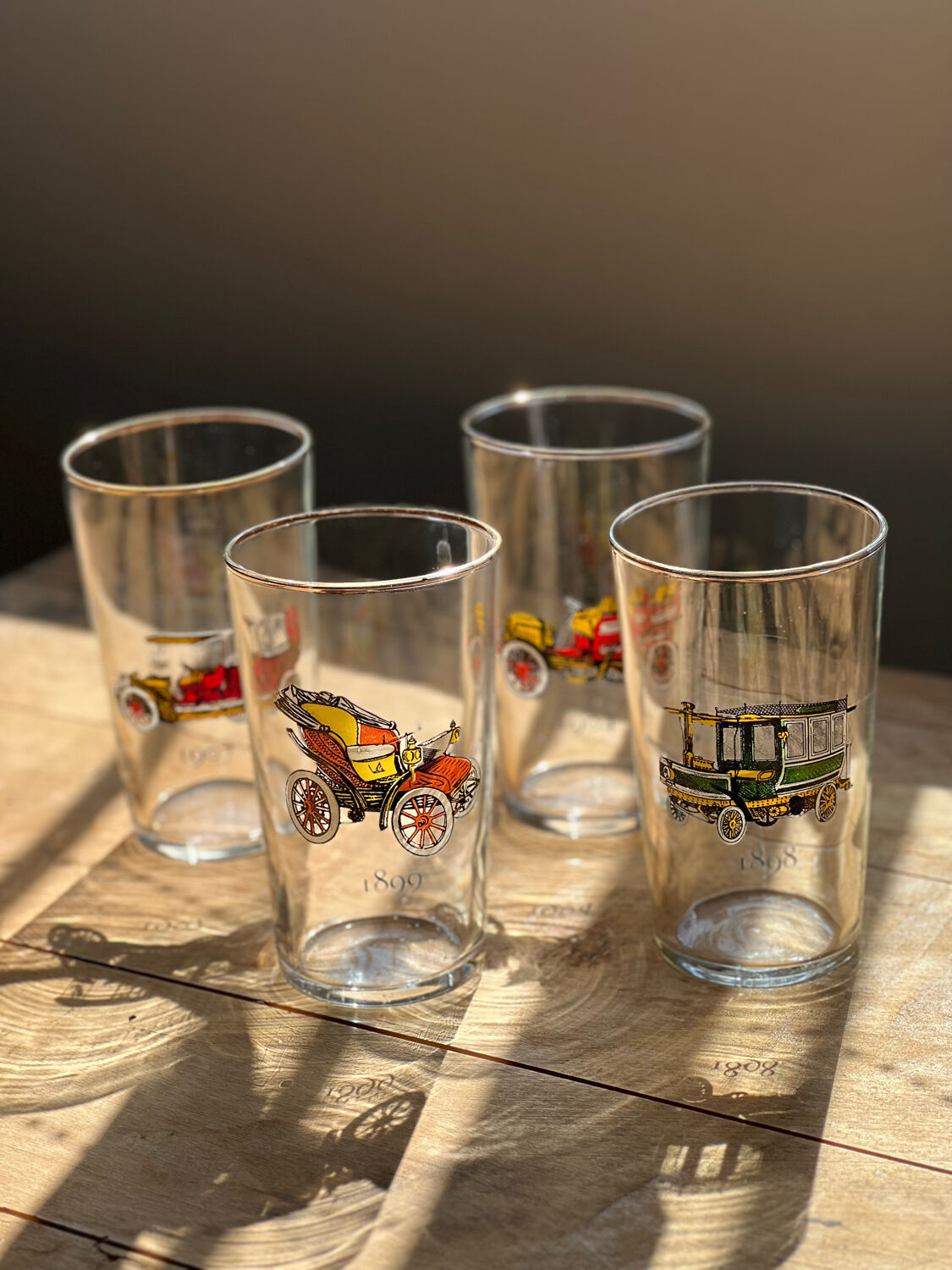 Printed water glasses of vintage cars
