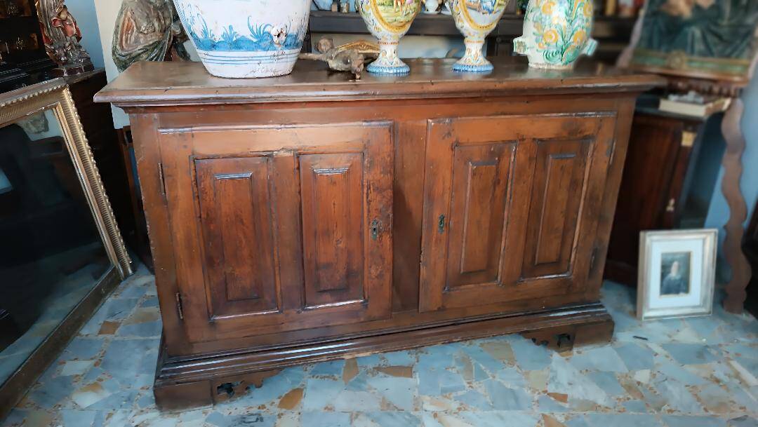 Grand Buffet Antique Du 17ème Siècle En Noyer Du Nord De l'Italie
