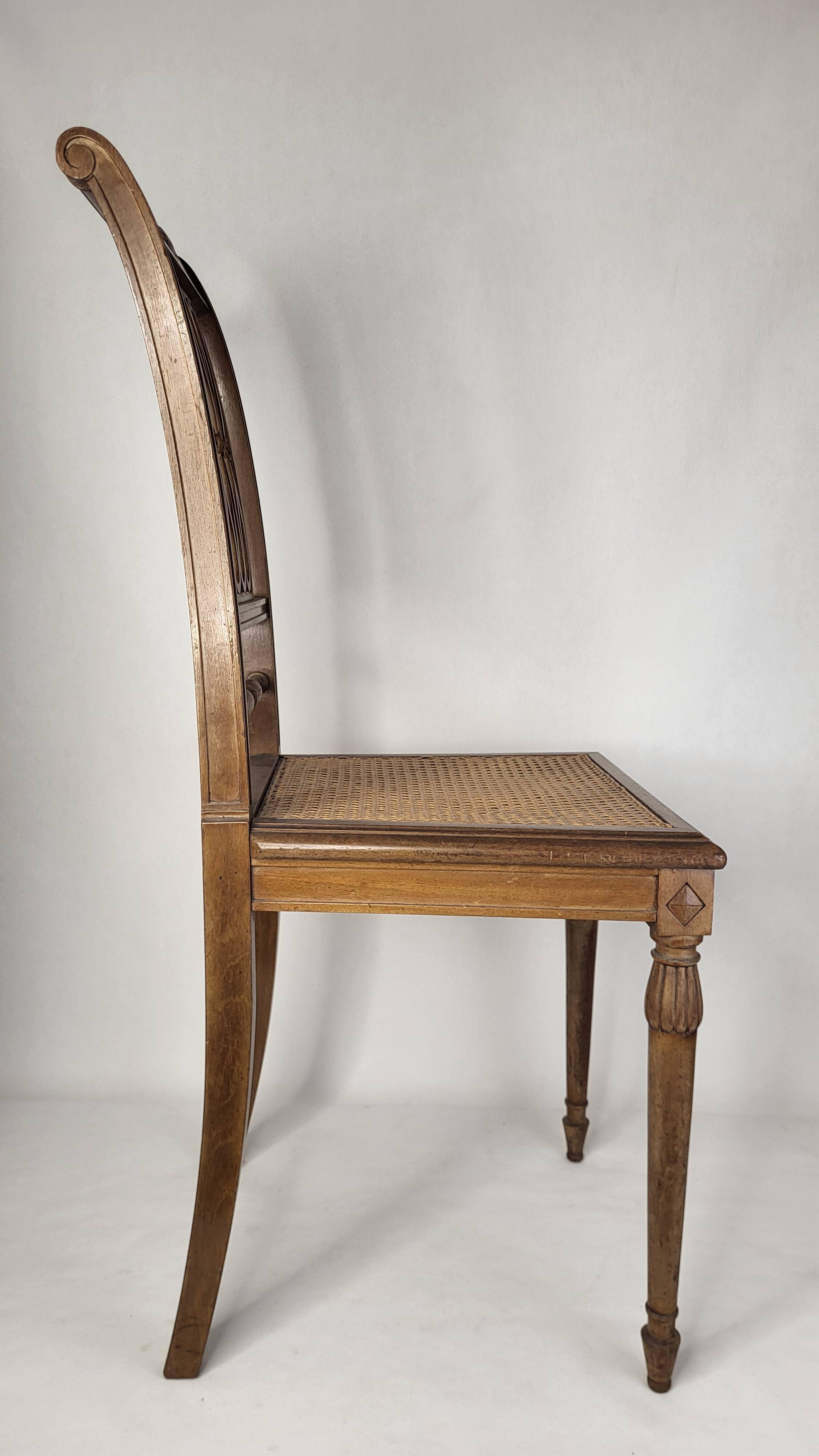 Chaise en bois et cannage