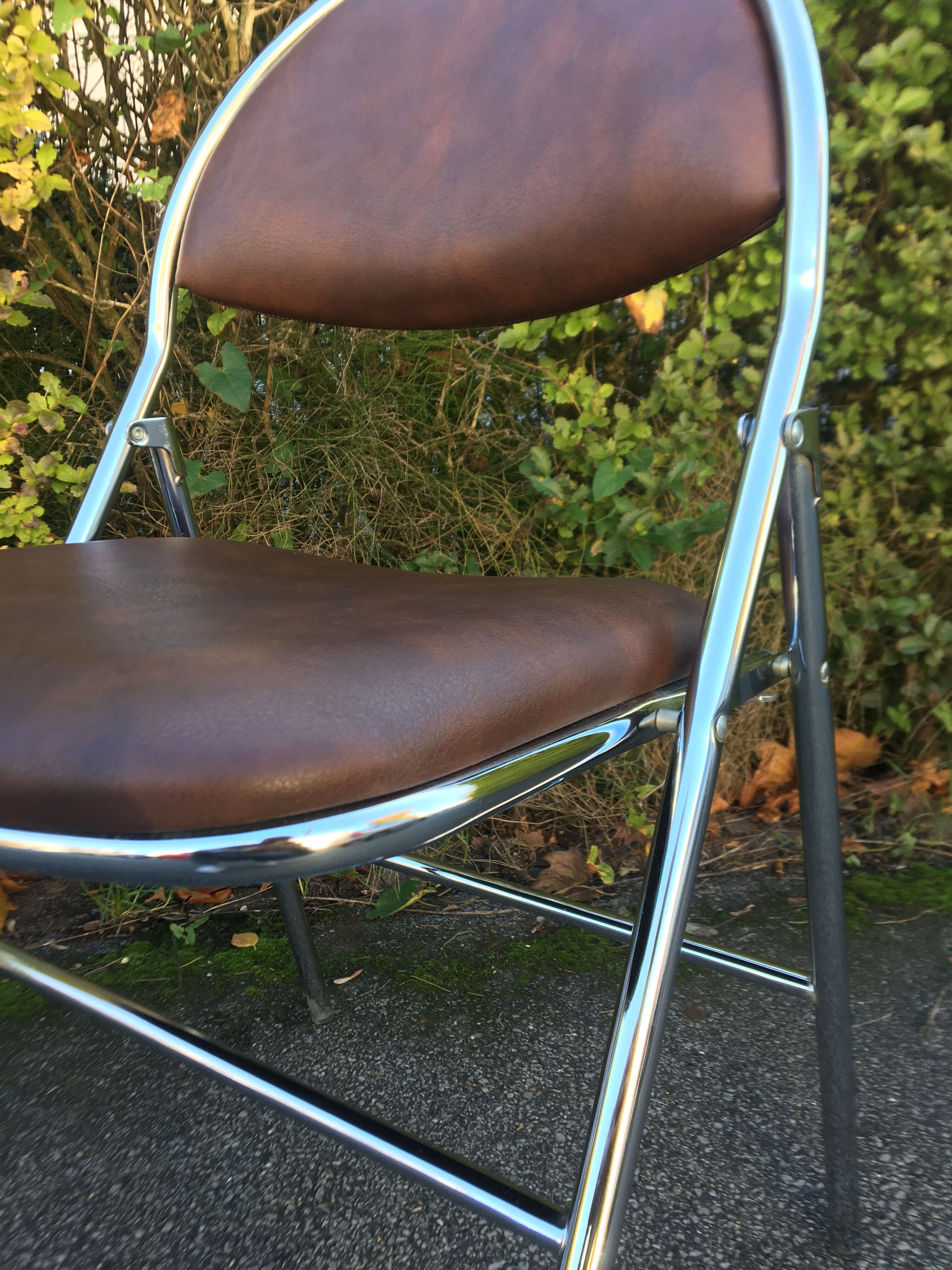 Set de 6 chaises pliantes acier et similicuir 70’s