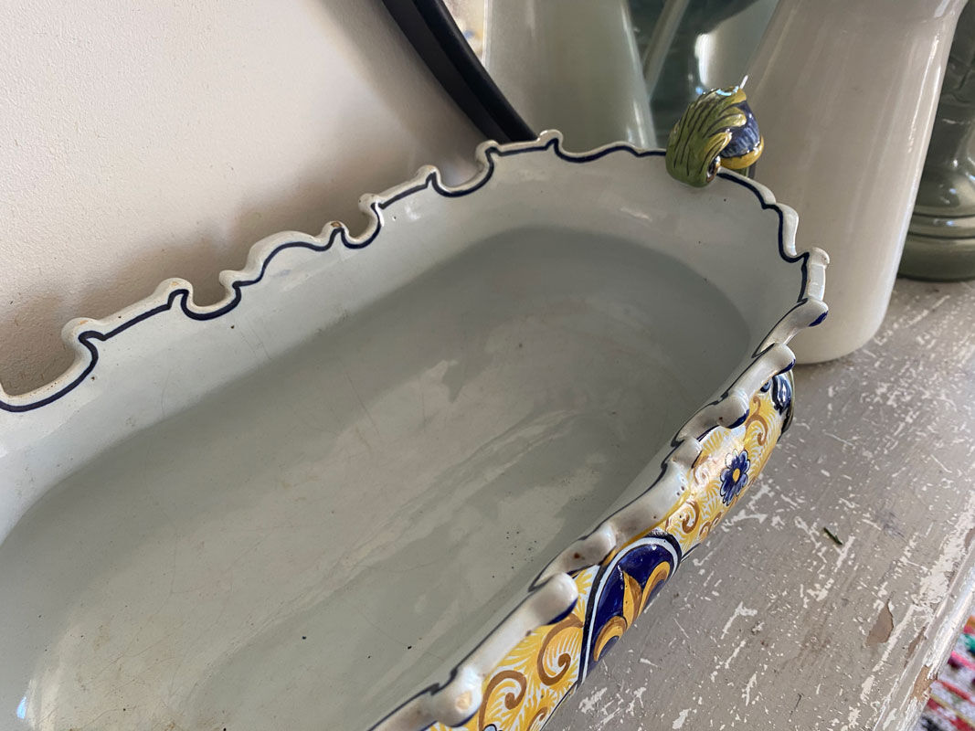 Large hollow dish / cut on feet