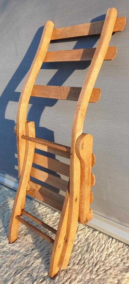 Foldable children's chair with beveled wooden slats