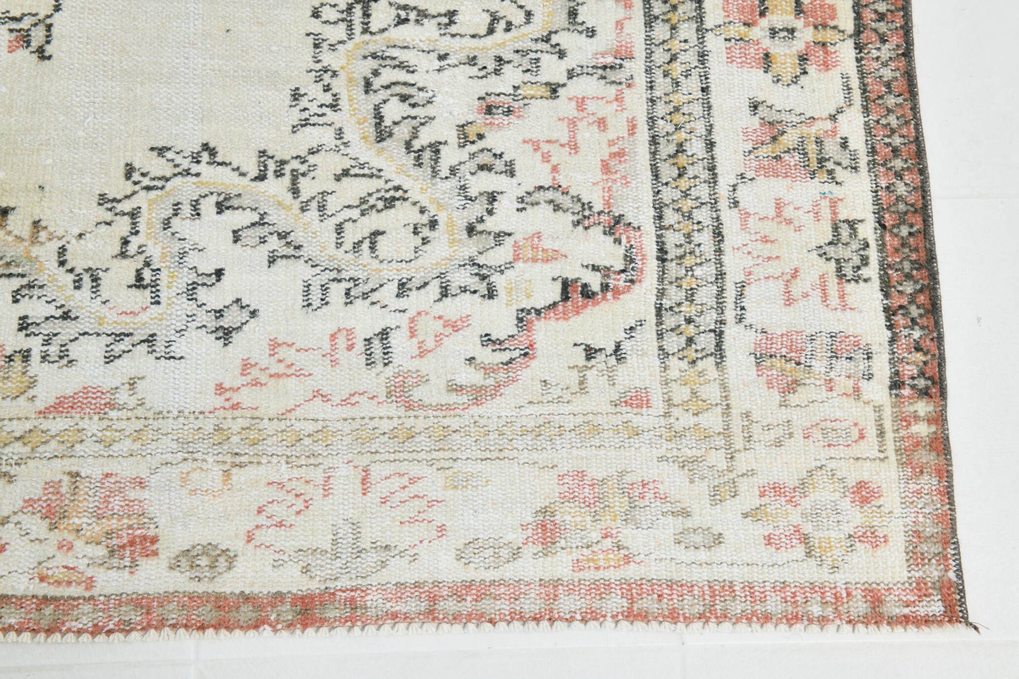 6x9 Persian Classic Cream & Black Vintage Rug, 183x287Cm