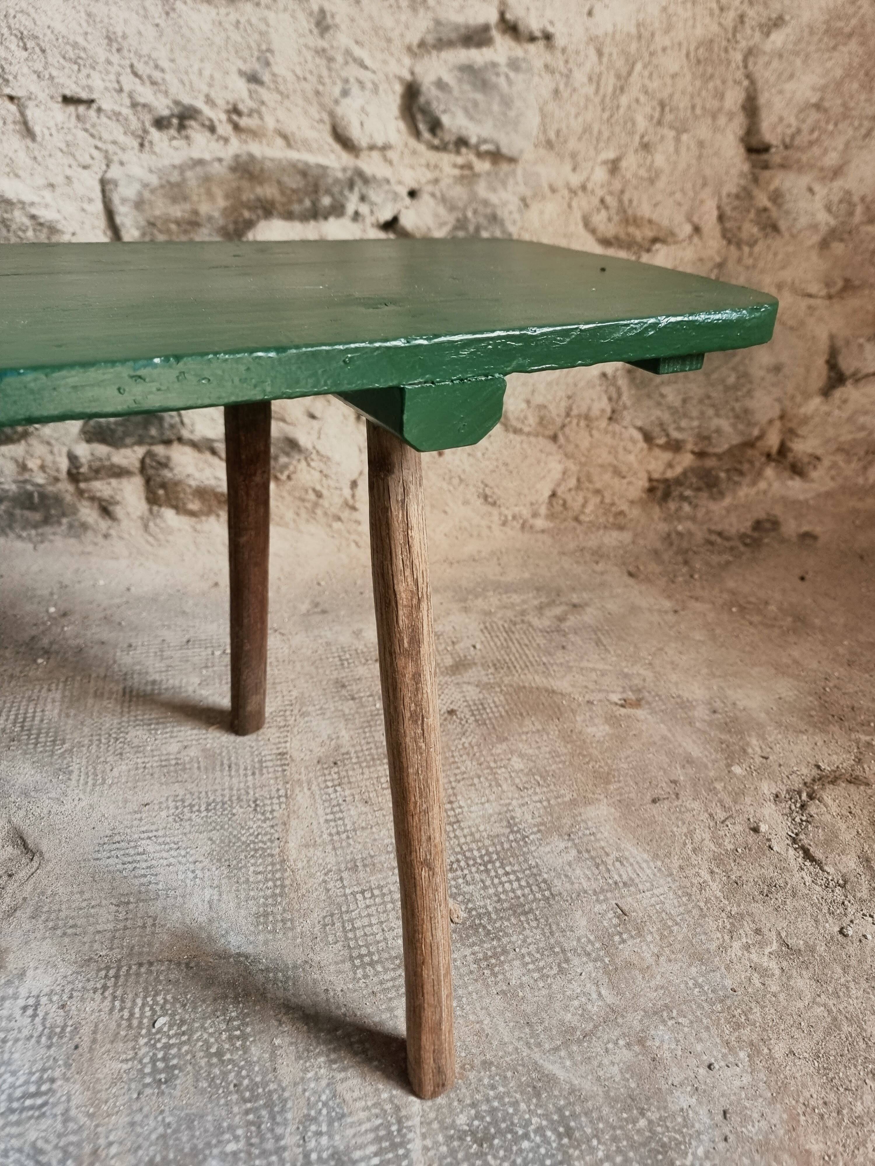 Banc ancien en pin avec pieds en châtaignier, finition peinte en vert, France vers 1900–1930