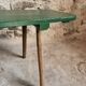 Banc ancien en pin avec pieds en châtaignier, finition peinte en vert, France vers 1900–1930