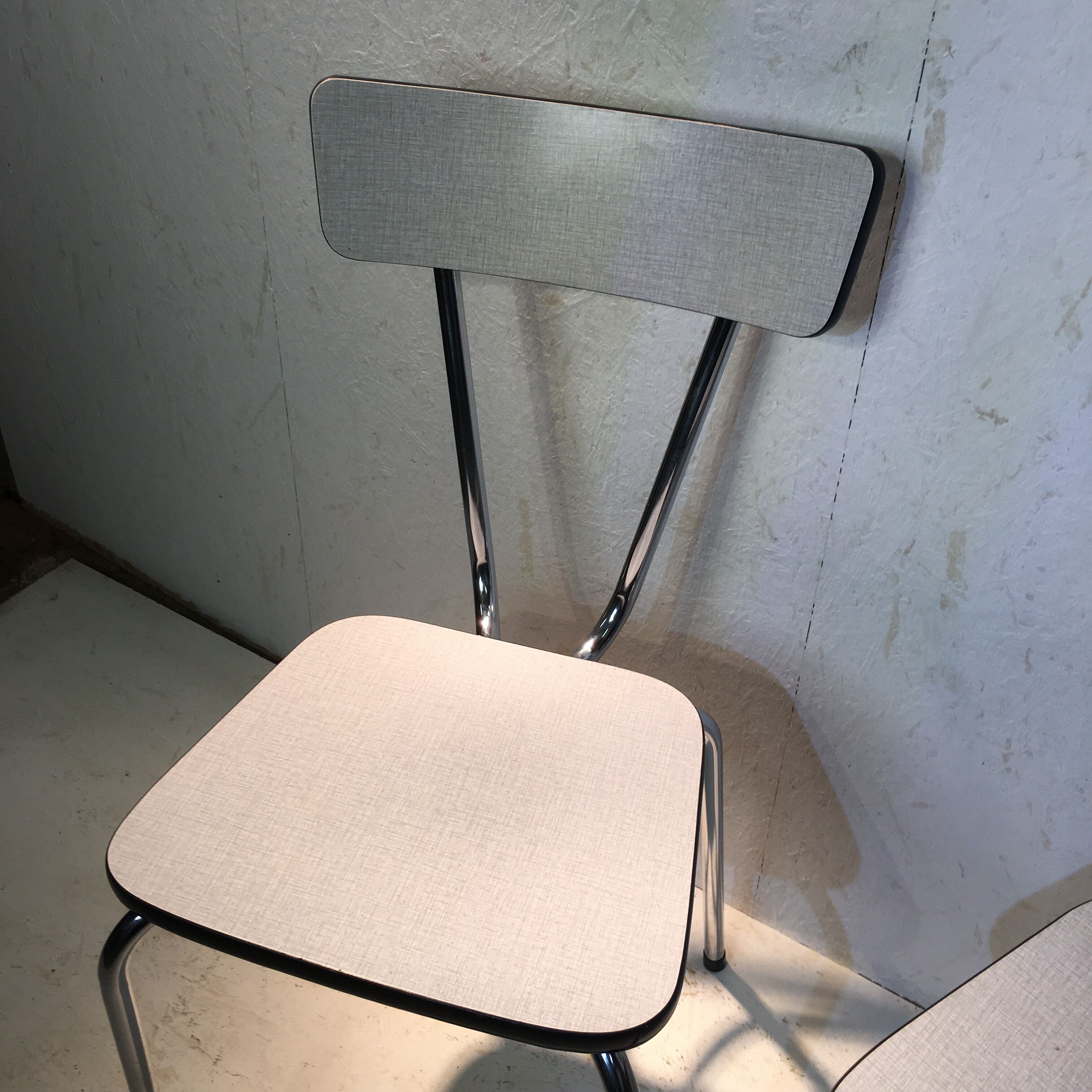 Duo de chaises en formica