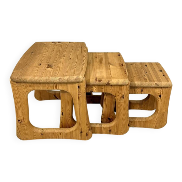 Tables gigognes en pin dans le style de Rainer Daumiller, années 1970.