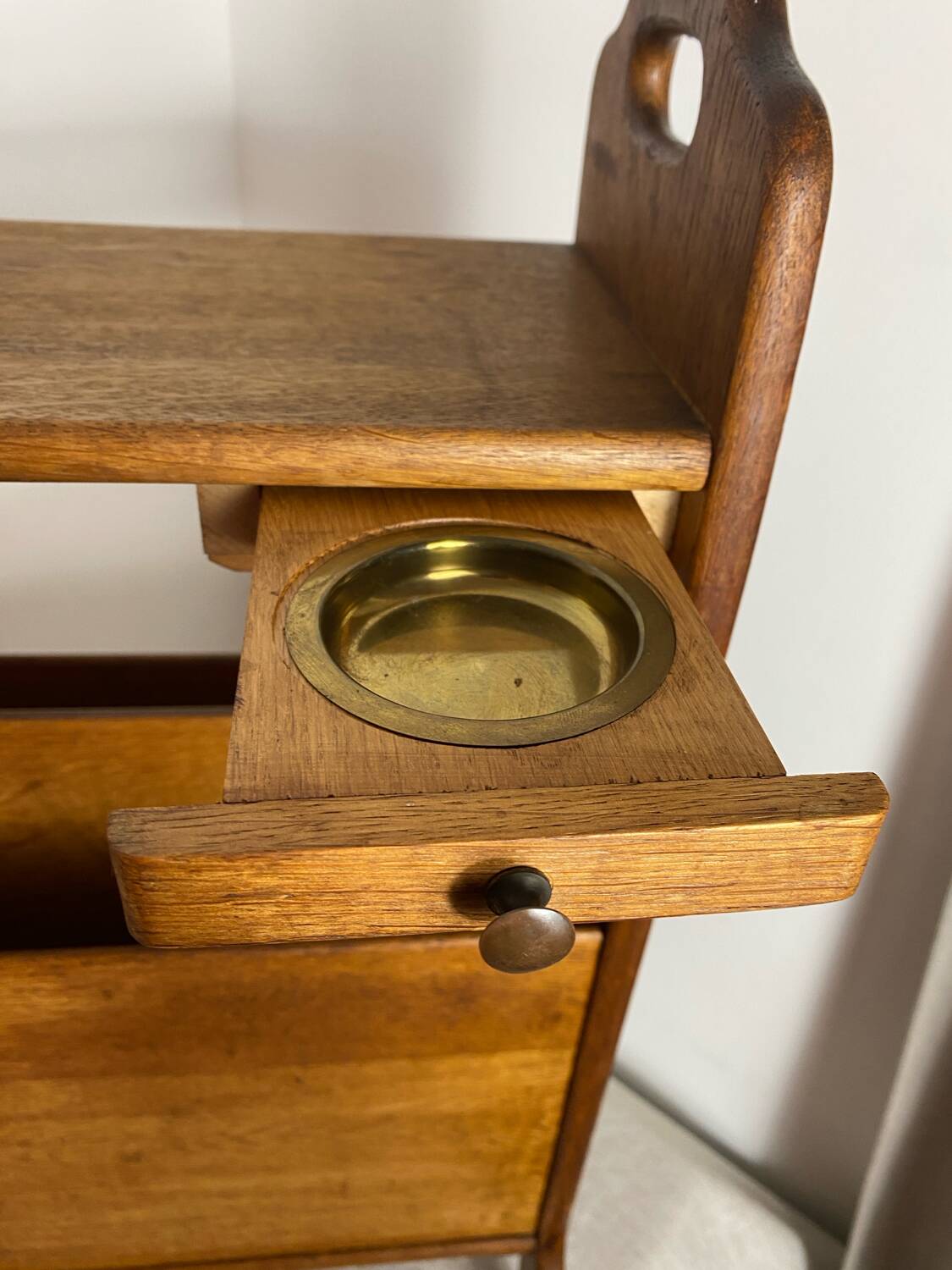 Porte-revues en bois avec repose verres