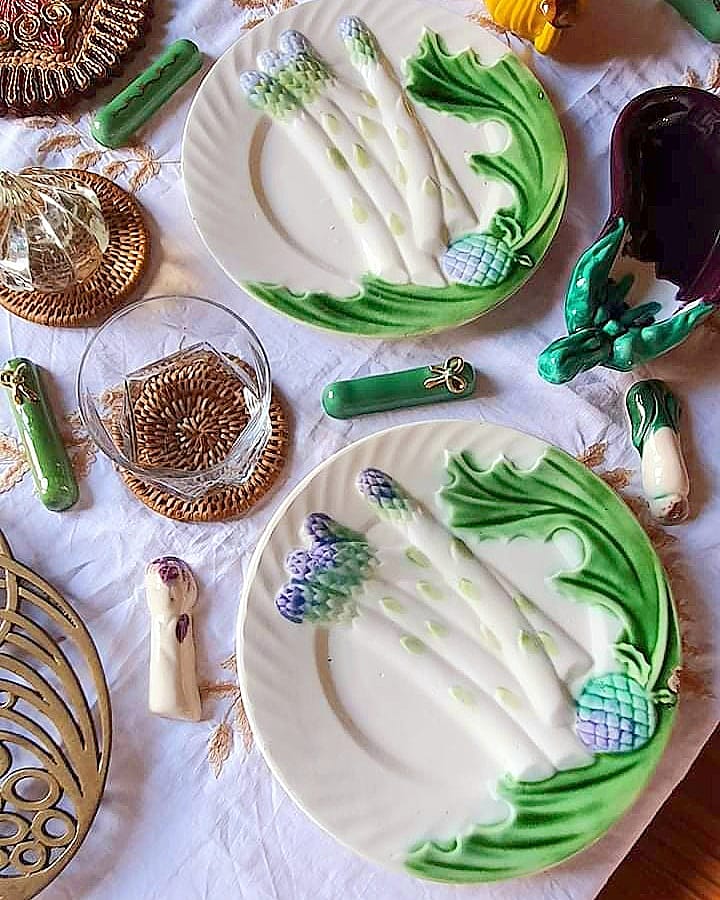 2 Assiettes en barbotine, asperges & artichaut