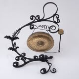 Gong antique géant Arts & Crafts, fer forgé et laiton, style Townshends, années 1890 environ, anglais