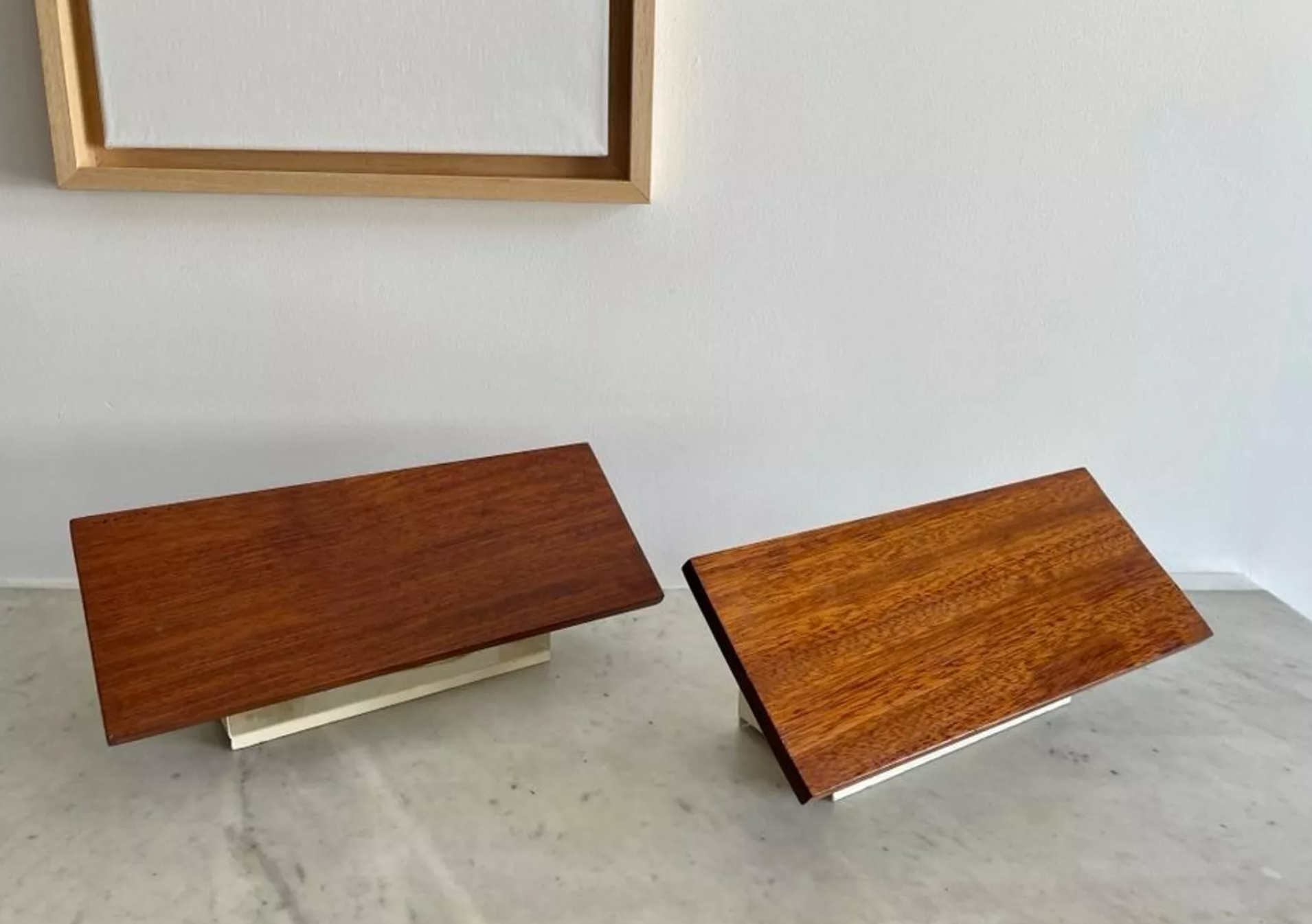 Paire d'appliques vintage à volet orientable, bois et métal laqué blanc, France 1960