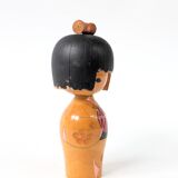 Poupée Kokeshi vintage japonaise avec kimono rouge et nœud